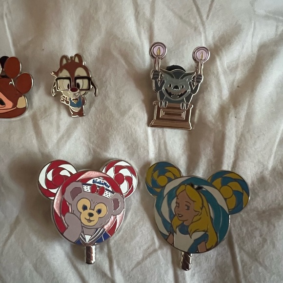 Random Disney pins - Picture 2 of 13
